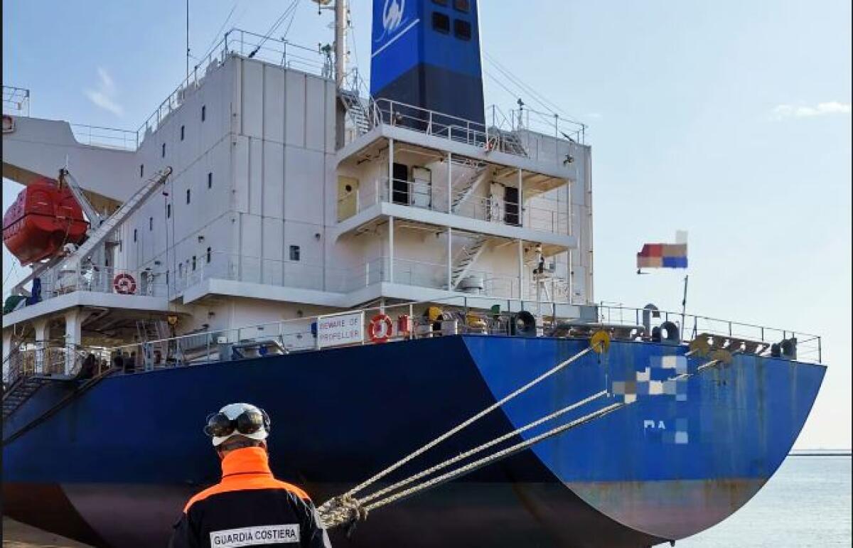 Crotone - Nave mercantile sequestrata dalla Guardia Costiera - 