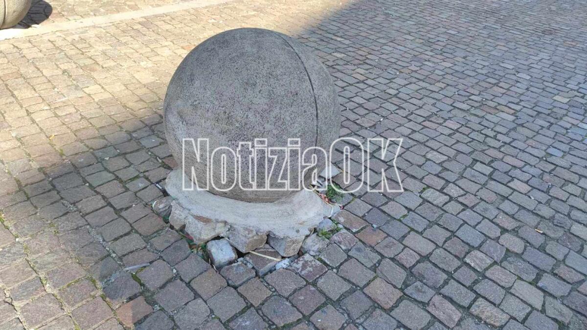 Nei quartieri di Crotone: palle "bersagliate" sul lungomare, una storia infinita - 