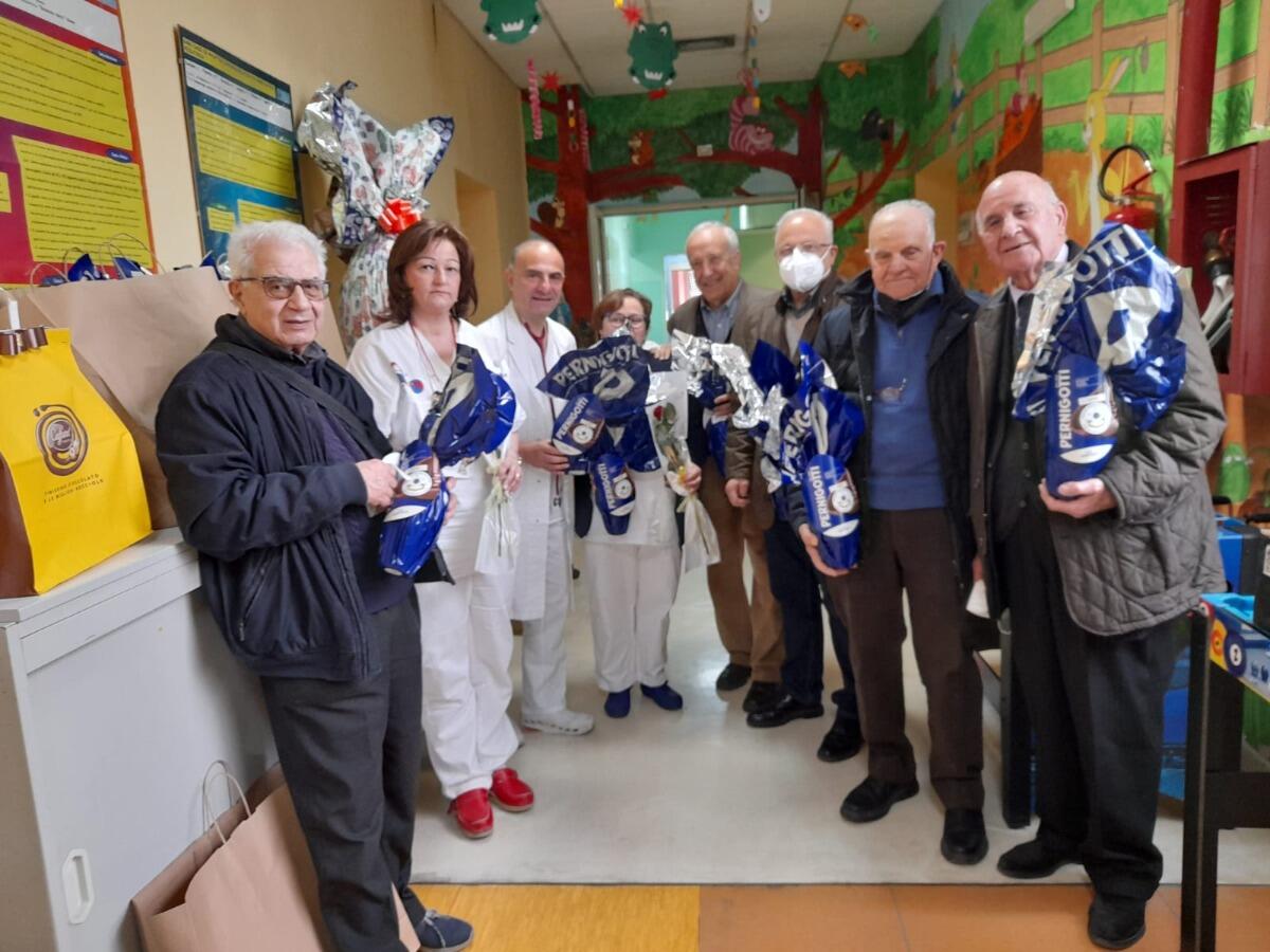 Cosenza, la Federazione Maestri del Lavoro dona Uova di Pasqua ai piccoli degenti del Reparto Pediatrico Oncologico dell'Annunziata - 