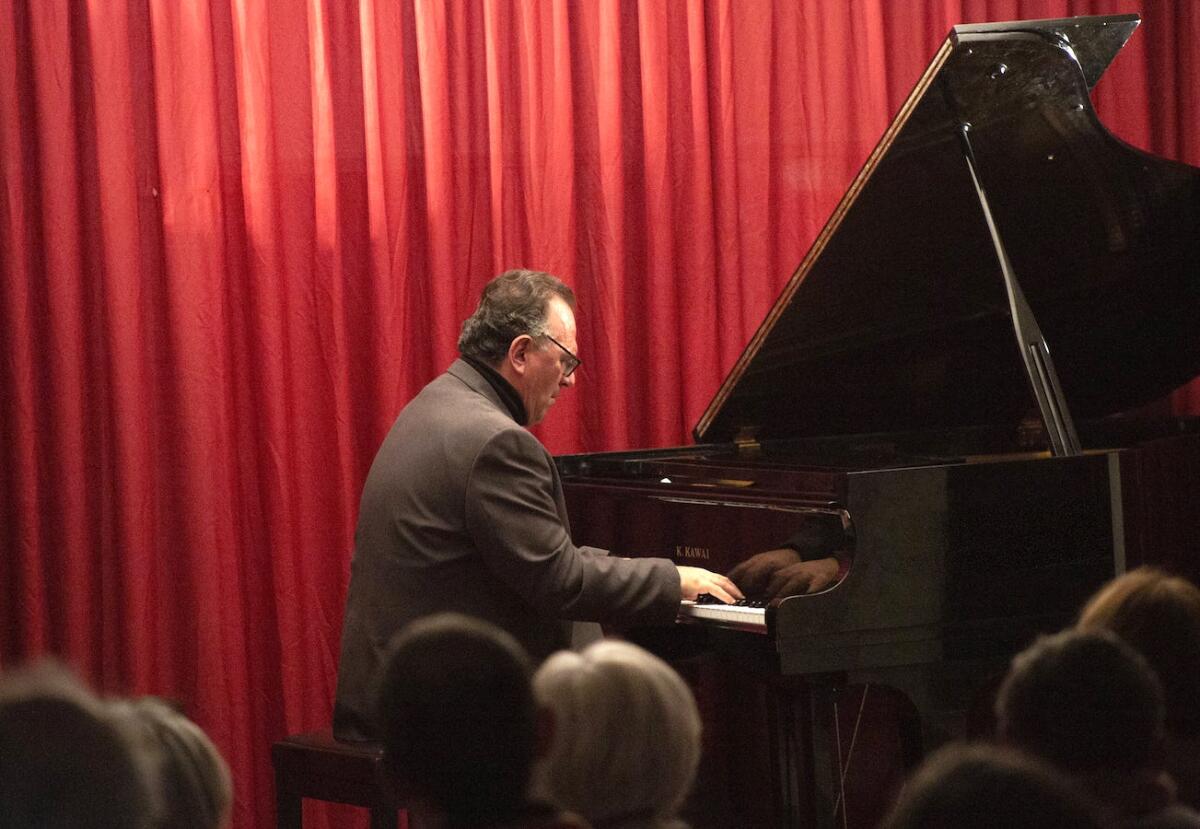 Crotone, musica e magia con il pianista Roberto De Leonardis -