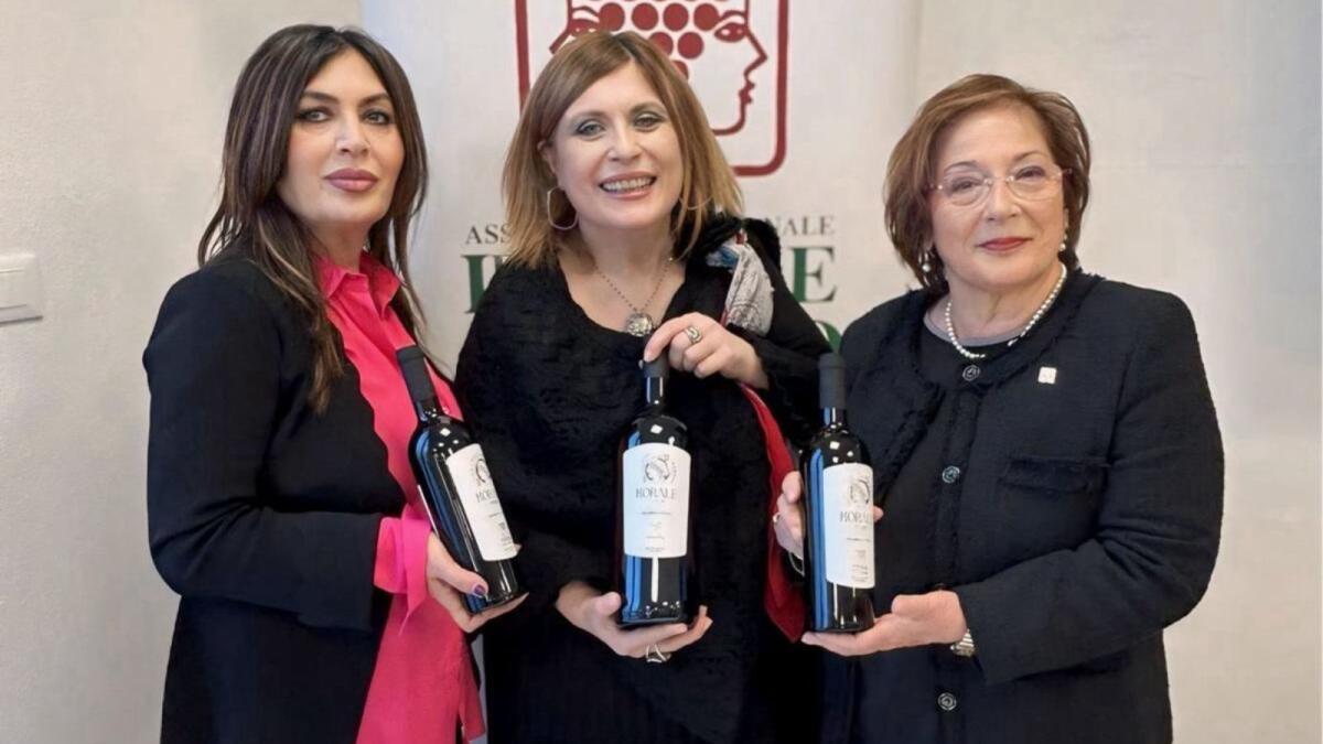 (Foto) Dalle "Donne del Vino" di Calabria nasce "Korale": una bottiglia contro la violenza di genere - 