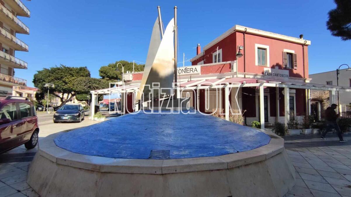 Nei quartieri di Crotone: sul lungomare c'è una nave che rischia di affondare - 