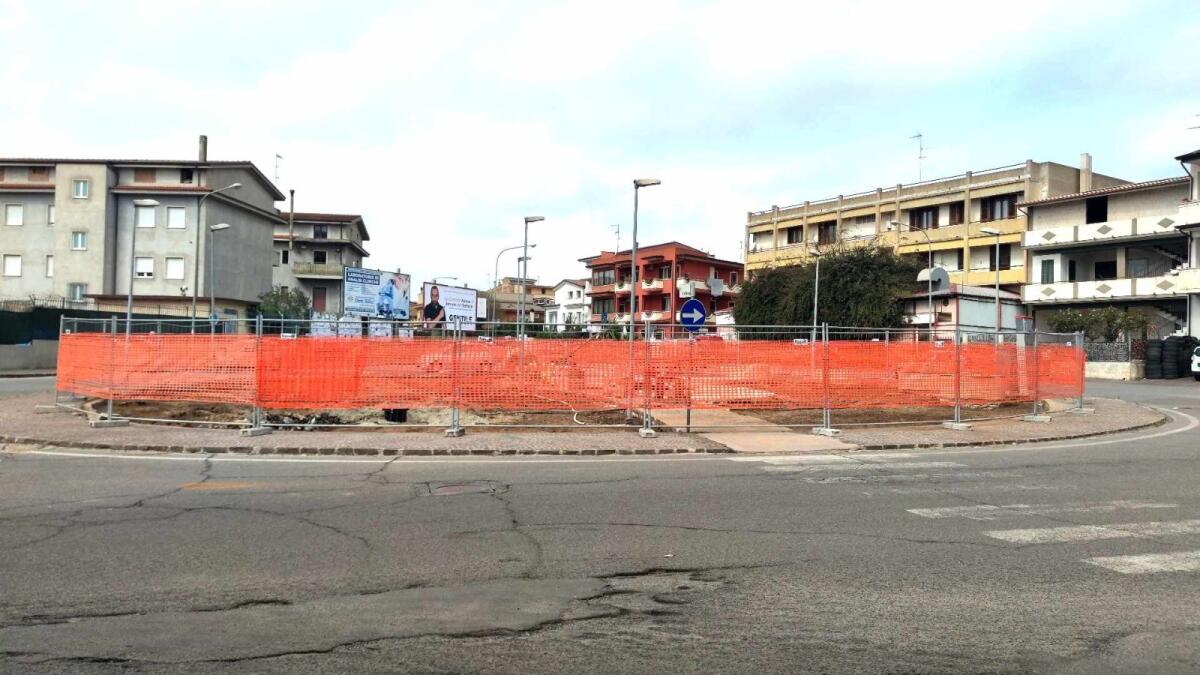 Isola di Capo Rizzuto, iniziati i lavori alla rotonda di Piazza Berlinguer - 