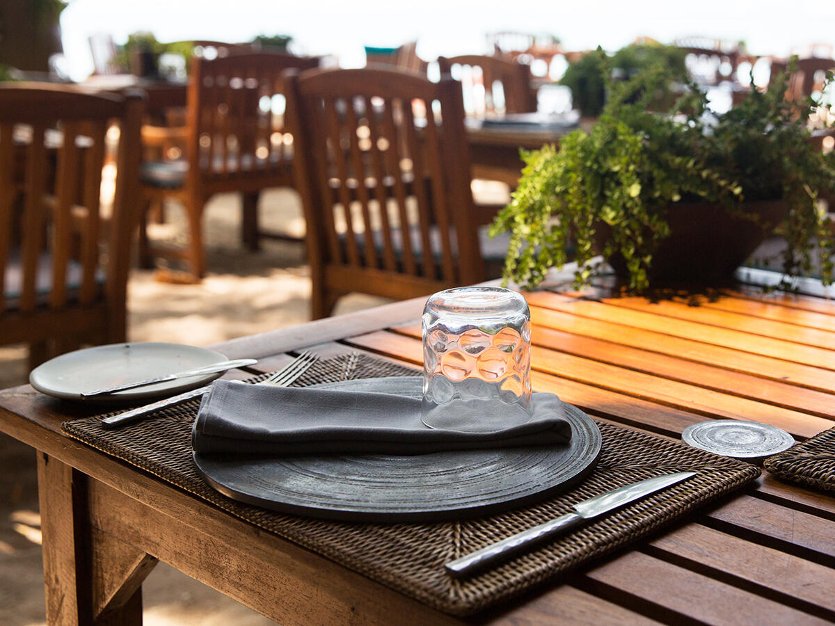 Pasqua in agriturismo, stimate 1,5 milioni di presenze - leisure, travel and tourism concept - served table at open-air restaurant on beach