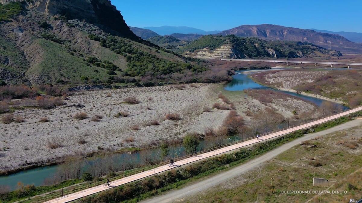 Ciclisti e curiosi pronti a percorrerla, nasce la Ciclopedonale della Val di Neto - 