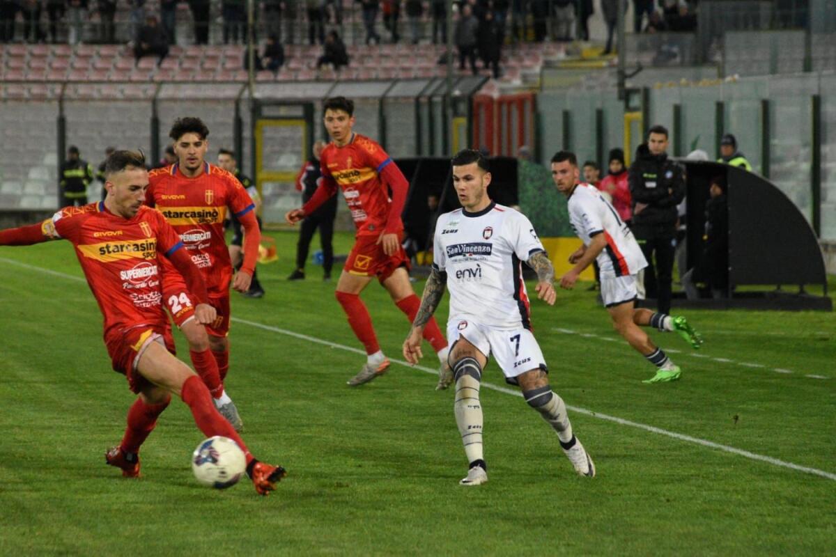 #MessinaCrotone 0-1 | Comi regala la prima vittoria al Crotone di Baldini -