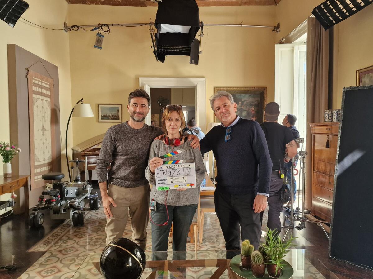 Cosenza, nel centro storico il primo ciak del film "Mascaria" - la regista Isabella Leoni (al centro), tra il direttore della fotografia Daniele Muscolo (a sinistra) e l'organizzatore generale del film Mauro Maggioni (a destra)