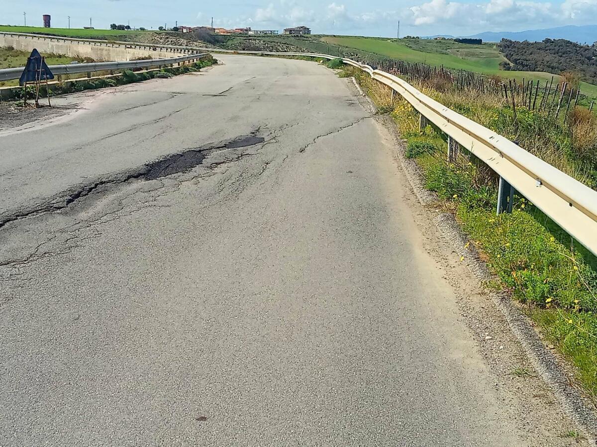 Crotone - Dissesto stradale sulla SP 51 Prestica: la segnalazione - 