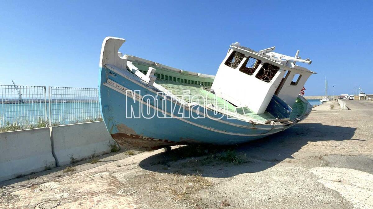 Crotone - Il simbolo degli sbarchi "San Nikolaos" diventa un'opera d'arte - 