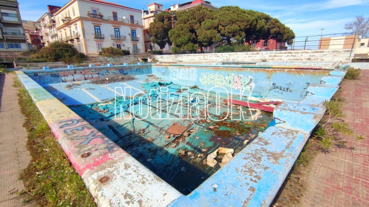 (FOTO) Crotone, quel che resta della fucina di ricordi sul lungomare - 