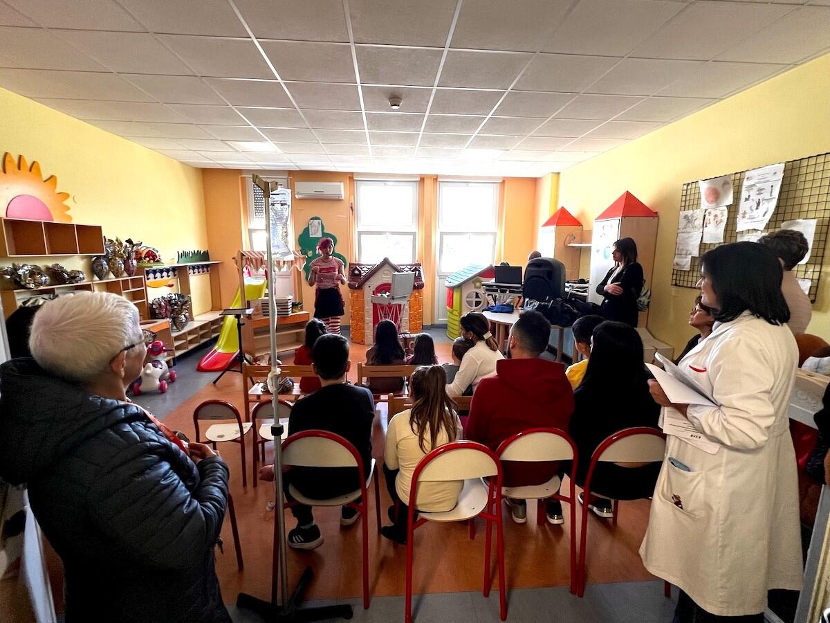 Crotone - Tanti sorrisi nel reparto di Pediatria con l'associazione RoccaNova - 
