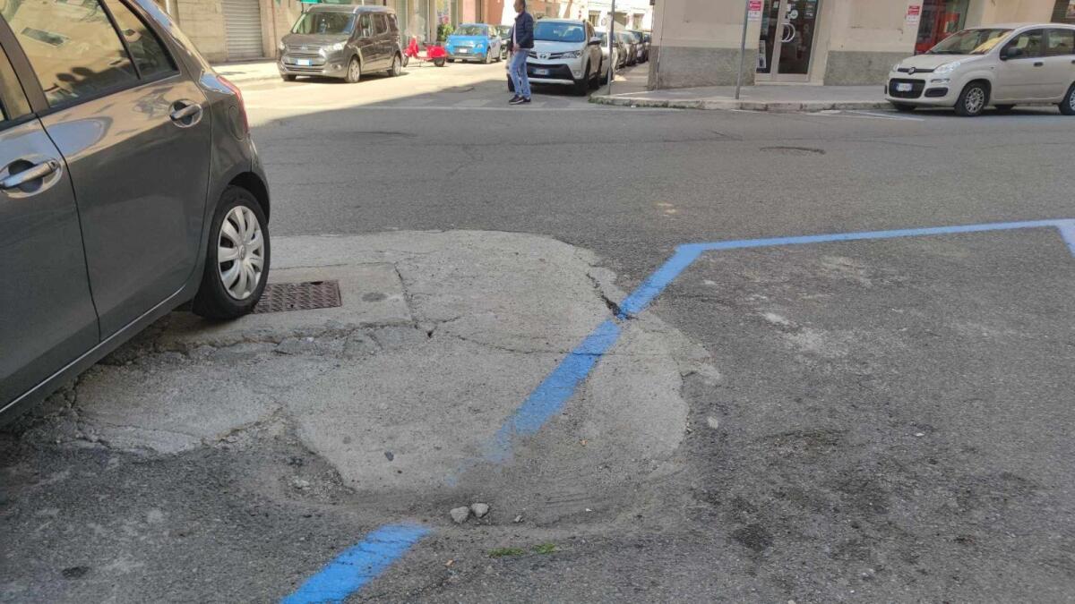 Nei quartieri di Crotone: in via M. Nicoletta parcheggio ribassato con tanto di striscia blu - 