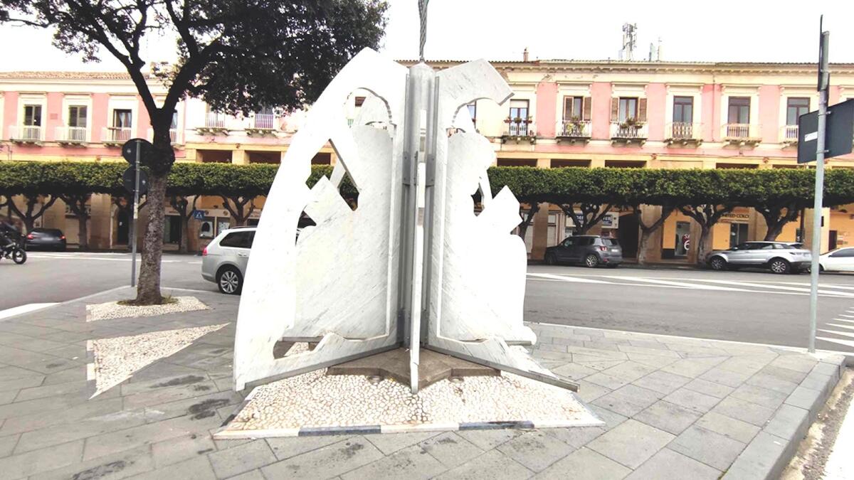 Nei quartieri di Crotone: Pitagora, una statua che rimane ancora danneggiata - 