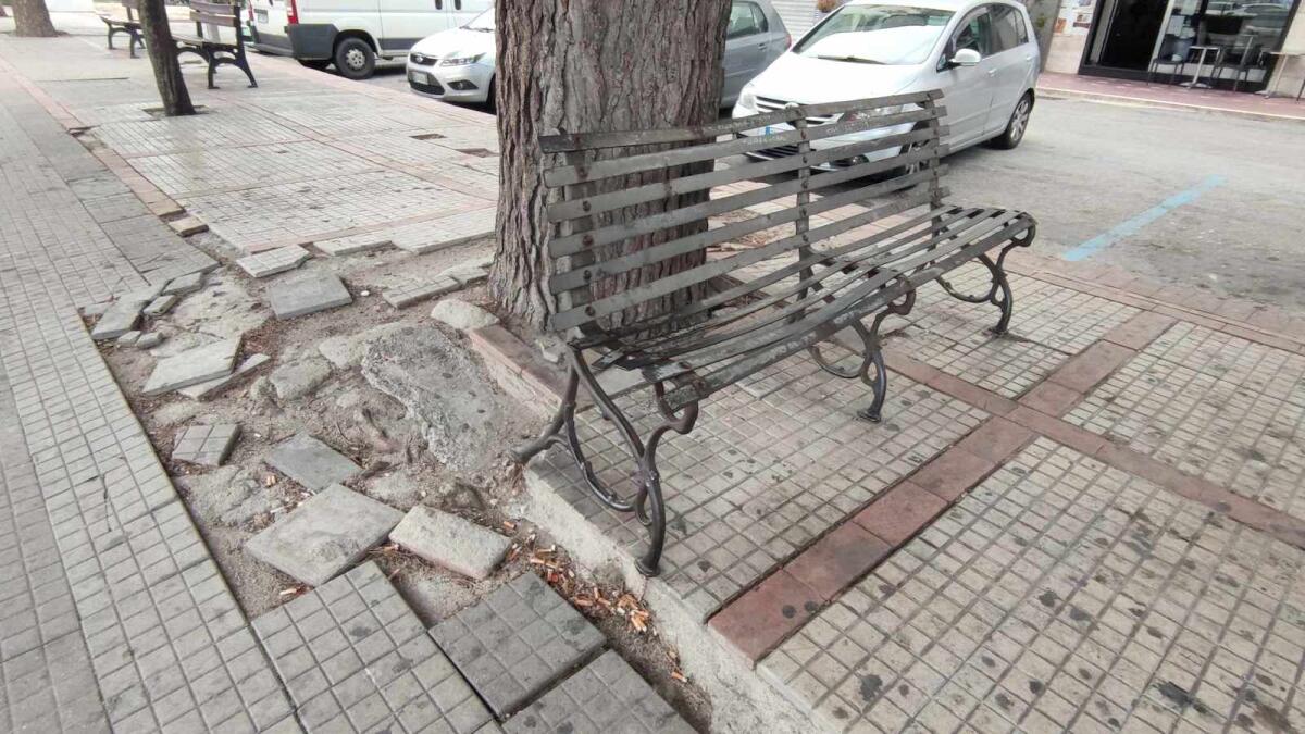 Nei quartieri di Crotone: panchine traballanti e pericolose - 
