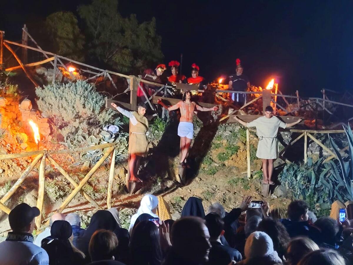 Melissa - La Passione vivente nel centro storico richiama tantissimi fedeli - 