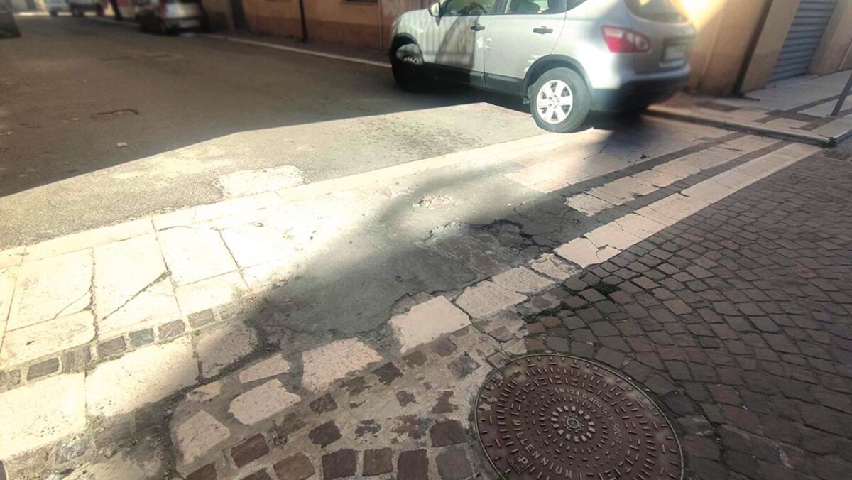 Nei quartieri di Crotone: buche persistenti, problemi in via Renato Geremicca - 