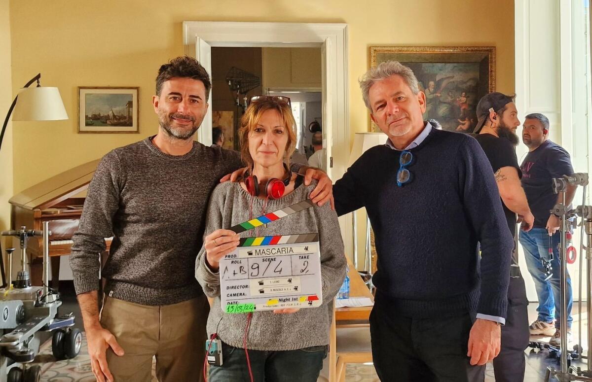 In Calabria per la Rai il primo ciak del film "Mascaria" - la regista Isabella Leoni (al centro), tra il direttore della fotografia Daniele Muscolo (a sinistra) e l'organizzatore generale del film Mauro Maggioni (a destra