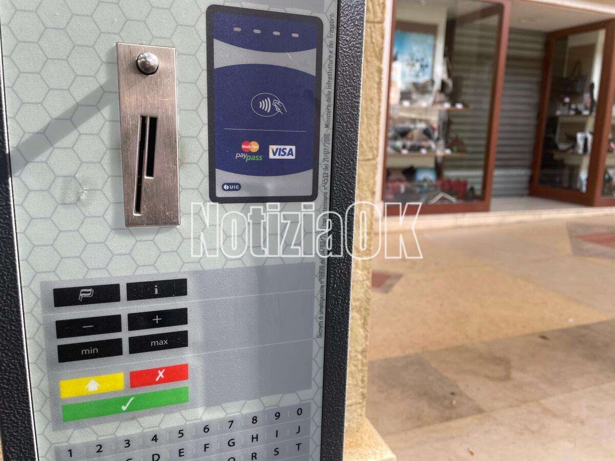 Crotone - Parcheggio a pagamento anche nei festivi in via Roma e Piazzale Ultras - 