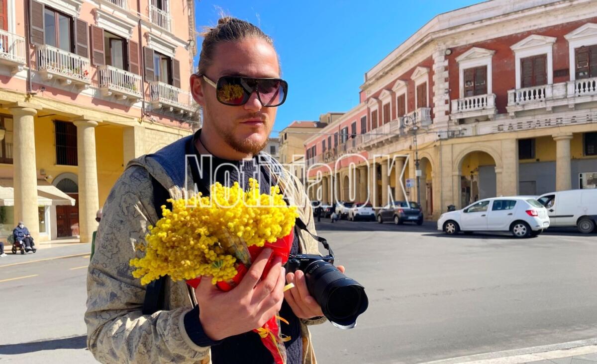 Aleksandr, il ragazzo che regala mimose in piazza - 