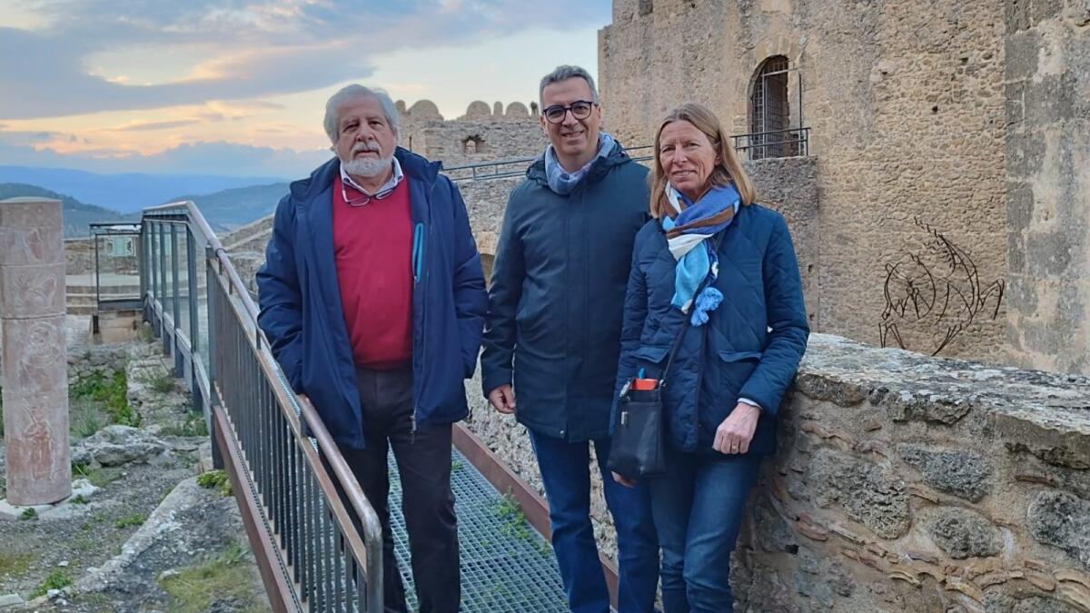 In arrivo a Crotone le navi da crociera della francese Ponant - Lucio Giordano (sindaco di Santa Severina), Gregorio Mungari Cotruzzolà (Alfa21), Sylviane De Tracy (Itinerary manager, Le Ponant).