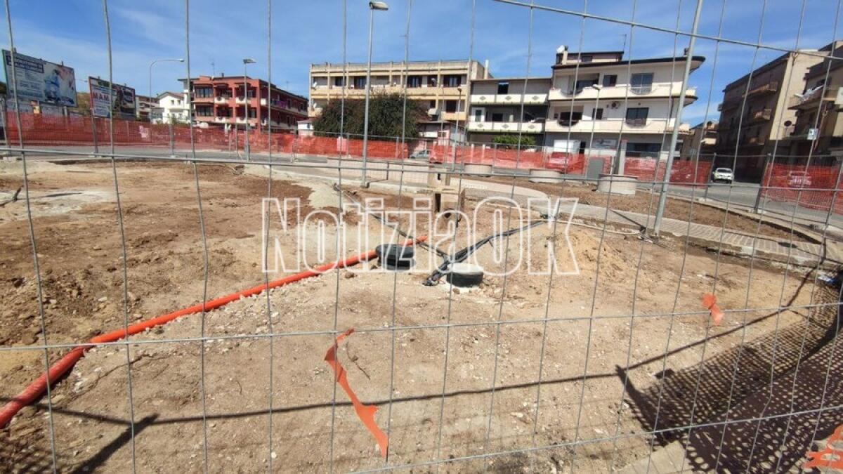 (Foto) Isola di Capo Rizzuto, prende forma la nuova rotonda - 