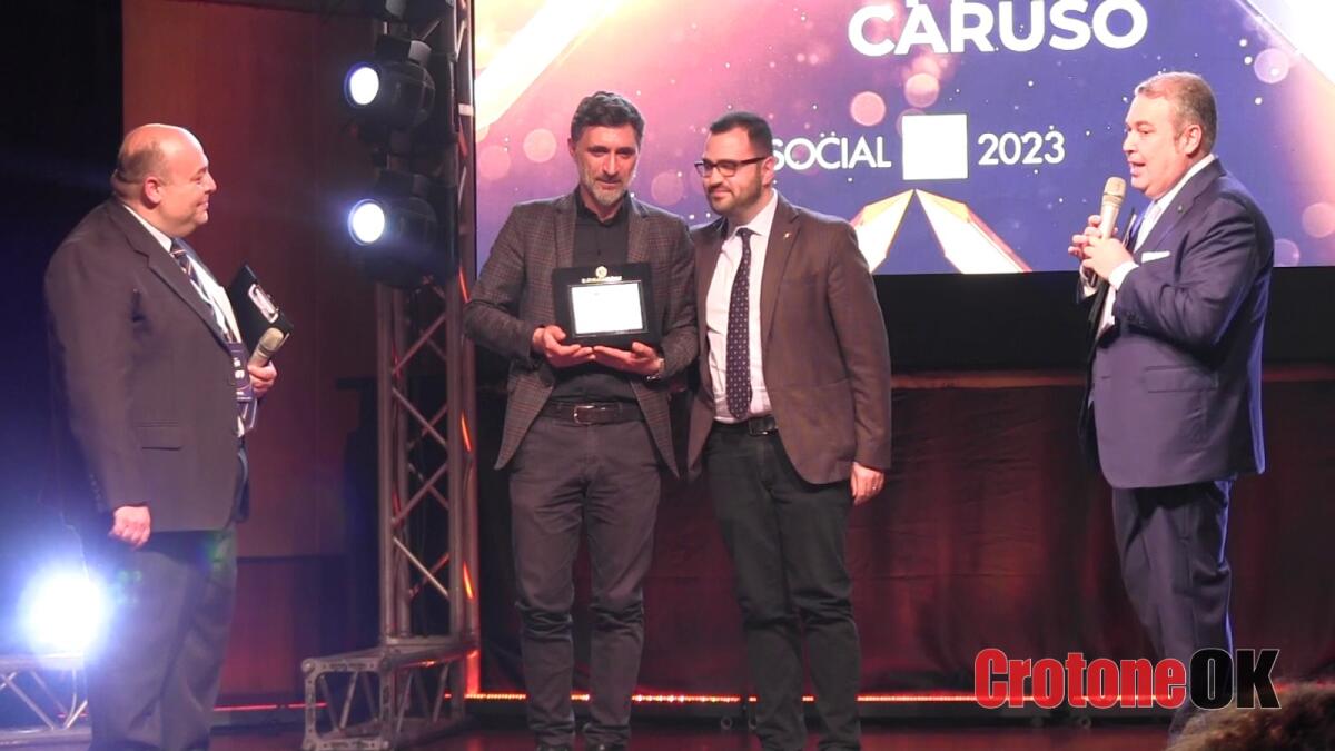 (VIDEO) Colori ed arte fanno vincere il Premio Social CrotoneOk a Giuseppe Caruso - 