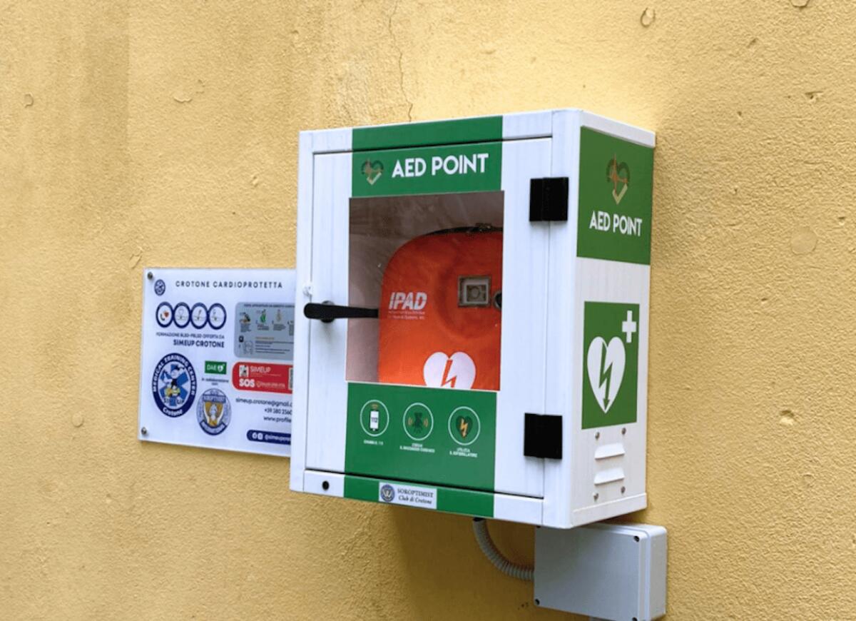 Crotone, ripristinato nel centro storico il defibrillatore vandalizzato nelle scorse settimane - 