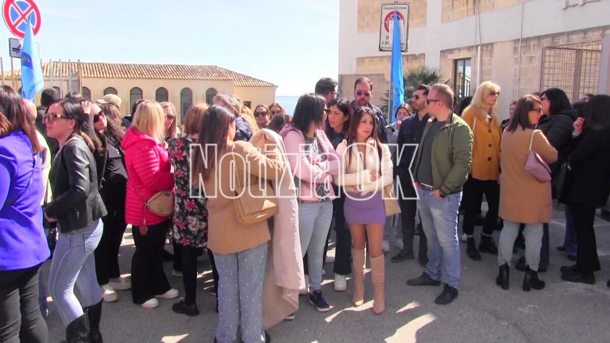 (VIDEO) Crotone - Protesta dei lavoratori Abramo, urge "soluzione lavorativa dignitosa" - 