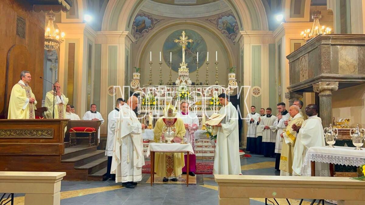 Il Vescovo consacra il Crisma: "Anche le strutture portanti della nostra comunità si stanno indebolendo" - 