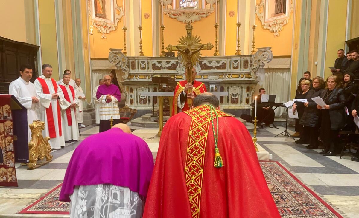 (VIDEO) La Passione: a Crotone i riti della Croce e la Processione dei Quadri - 