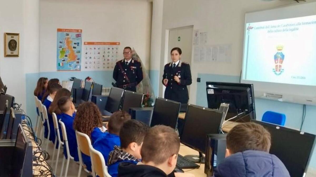 Cirò - Giovani studenti a lezione di legalità con i Carabinieri - 