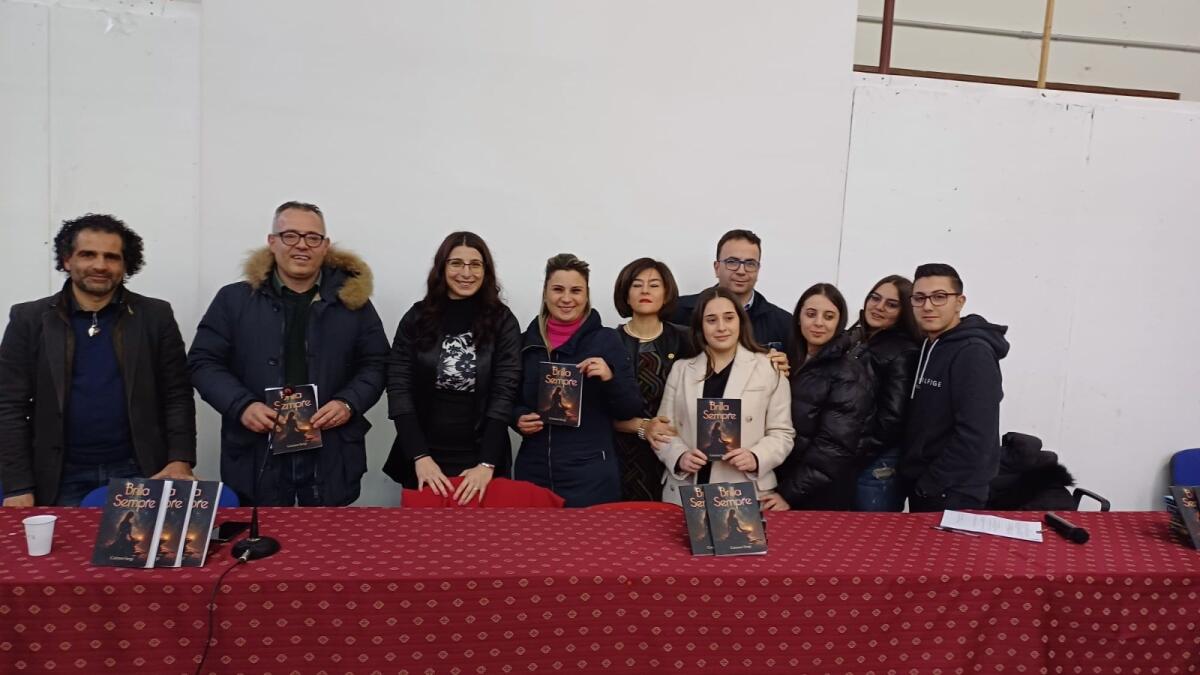 Petilia Policastro, presentato il libro "Brilla sempre", opera di Carmen Sergi - 