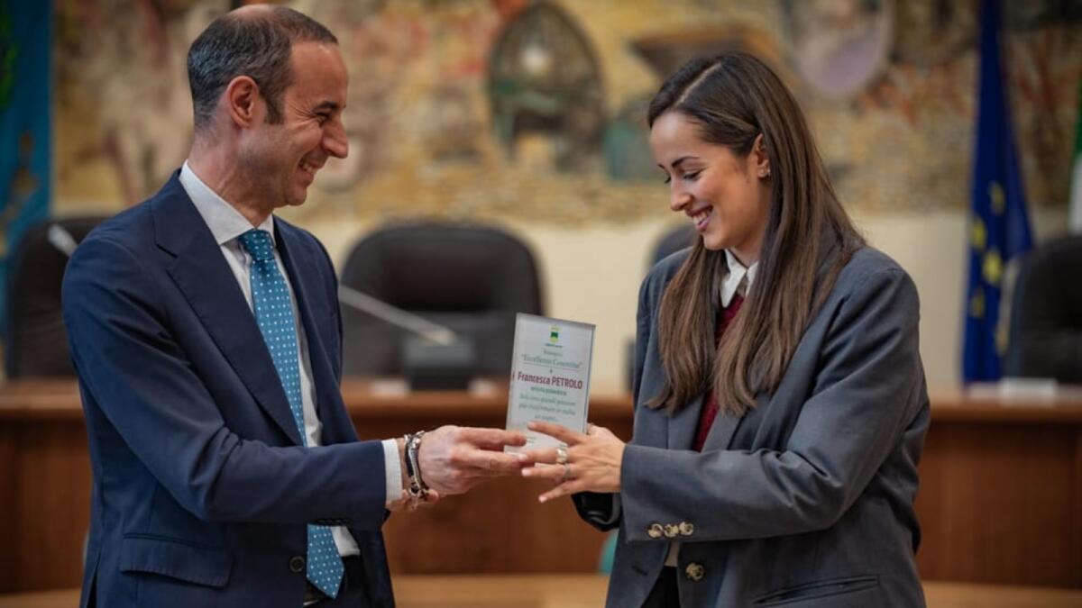 La giovane cosentina Francesca Petrolo, corista di Claudio Baglioni, premiata a Palazzo dei Bruzi - 