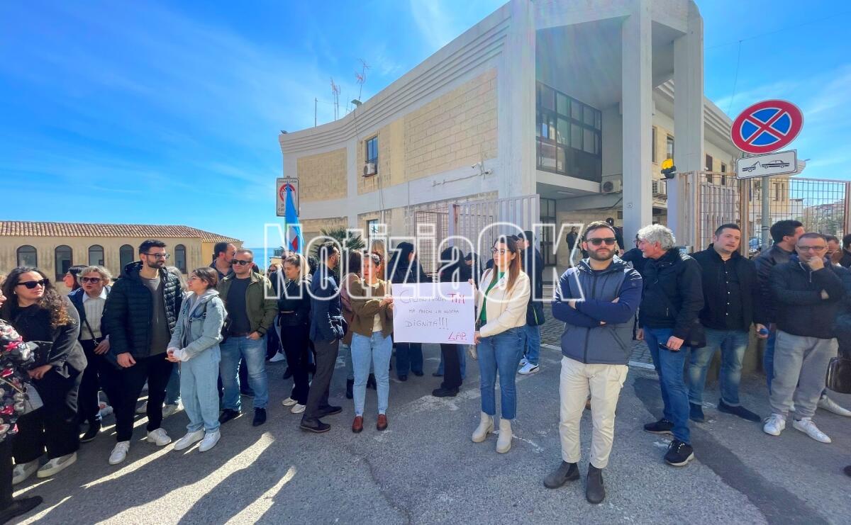 I dipendenti Abramo in Prefettura: «Il nostro lavoro merita rispetto e dignità» - 