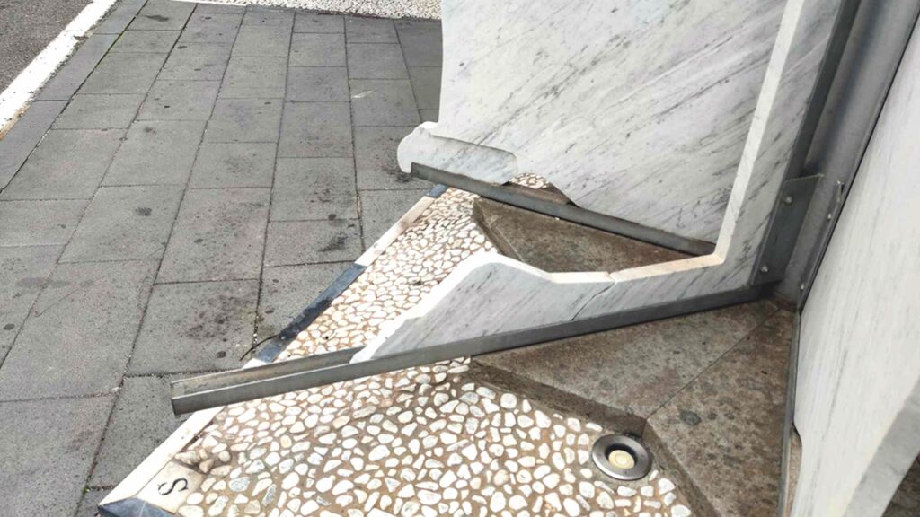 Il danno alla statua di Pitagora