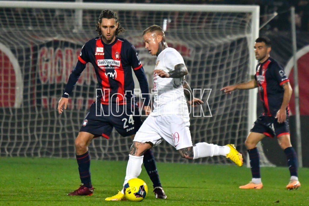 Serie C 2023-2024Stadio Ezio ScidaCrotone-BeneventoNella foto: Amato Ciceretti e Niccolò Zanellato