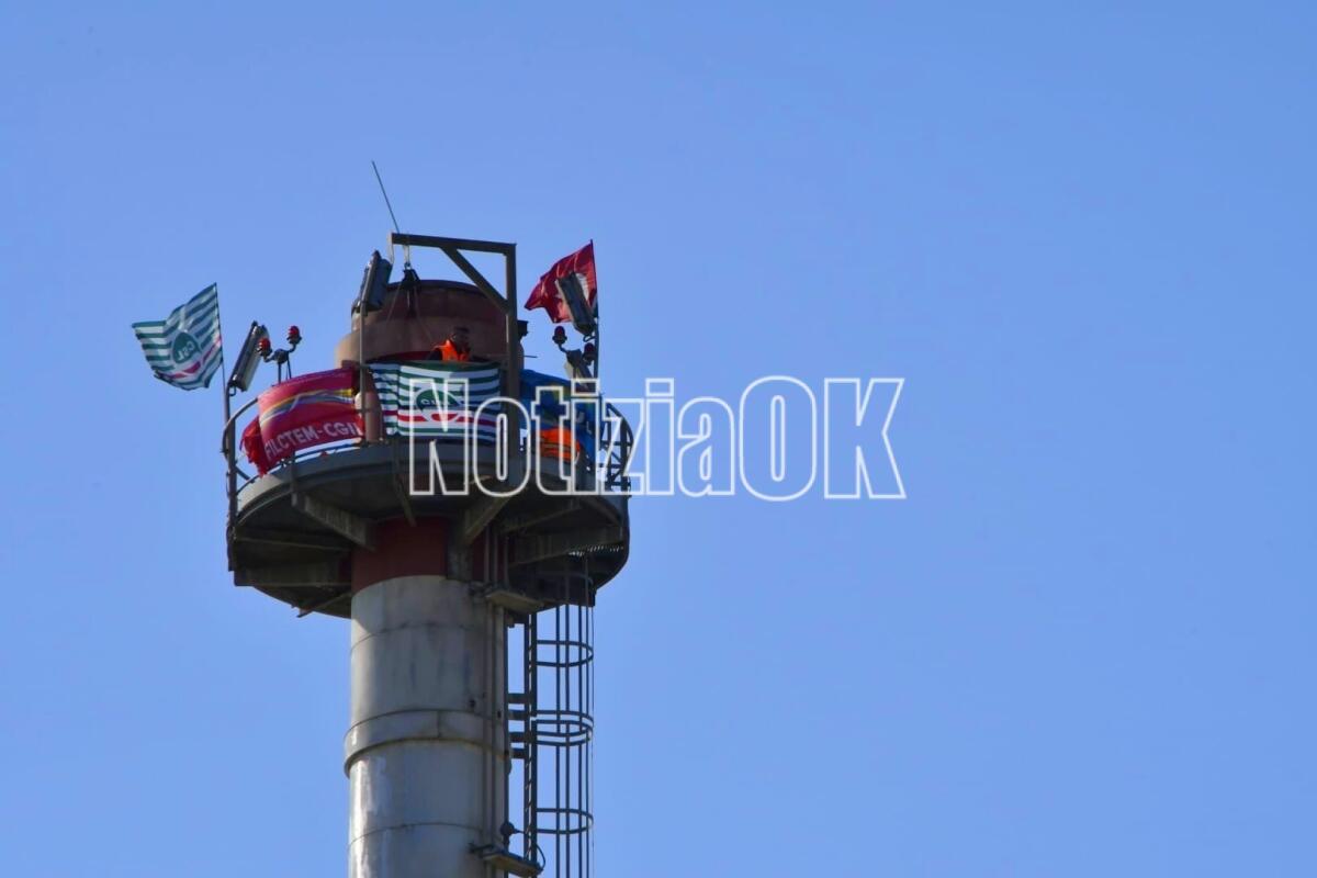 Serravalle Energy, dipendenti salgono su torre alta 52 metri - 
