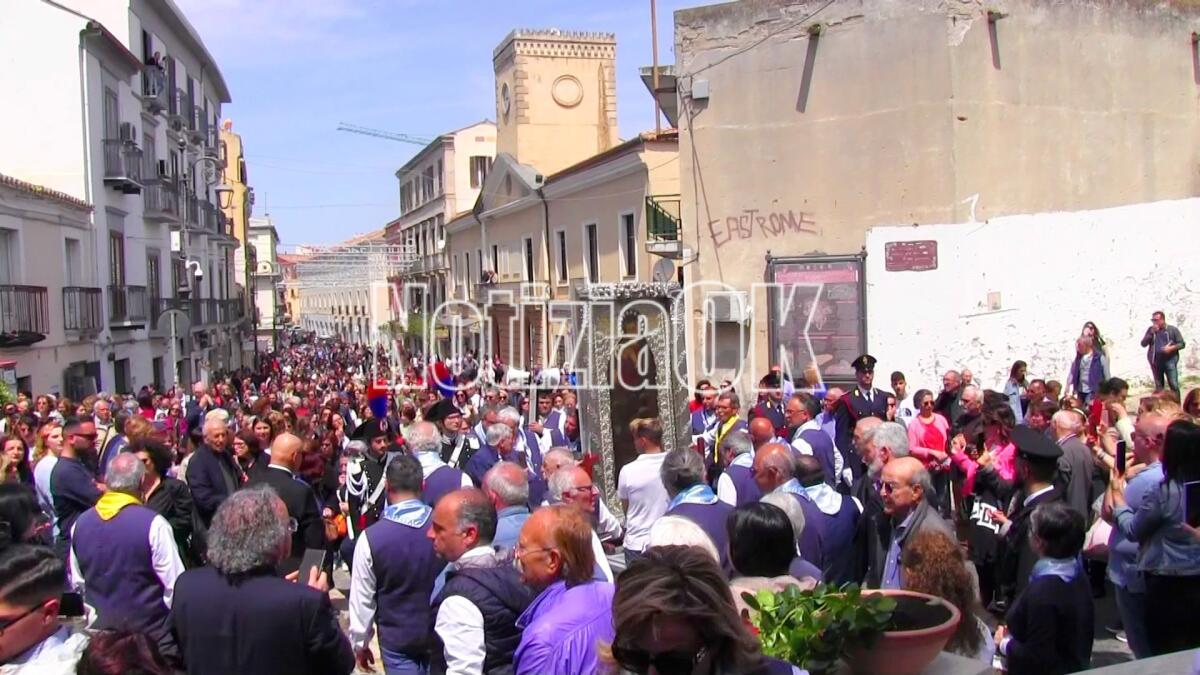 Tanta devozione durante la "calata": la Madonna di Capo Colonna "cuore e fortezza della città di Crotone" - 