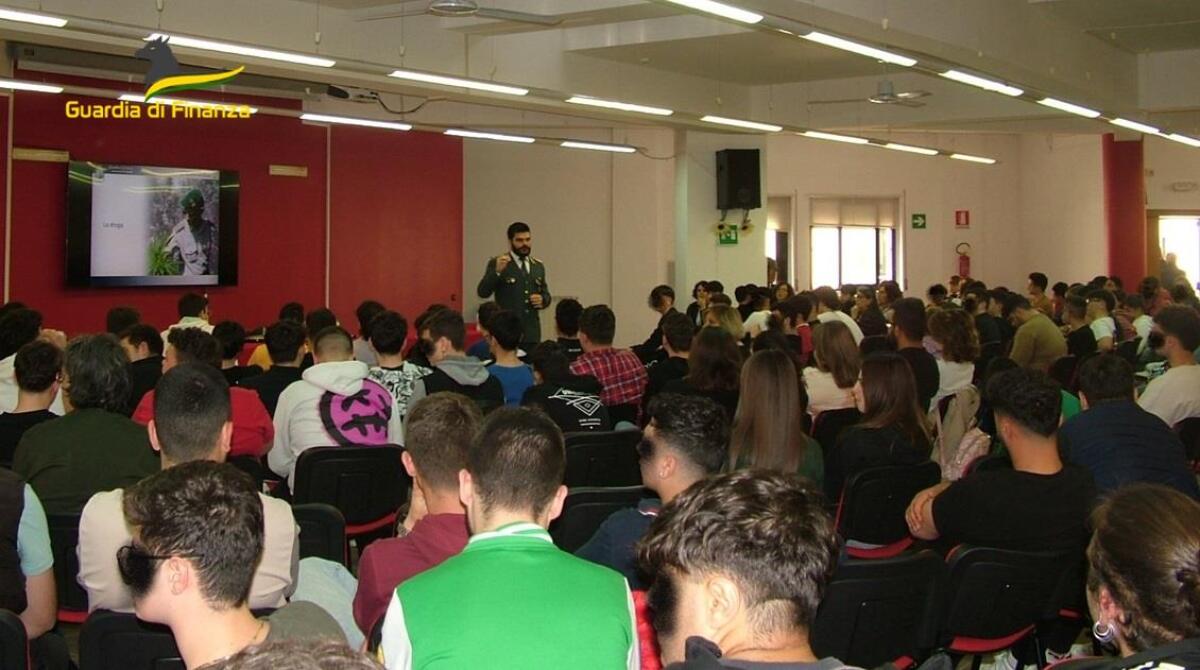 Cosenza - I finanziari tornano tra i banchi per insegnare la cultura della legalità - 