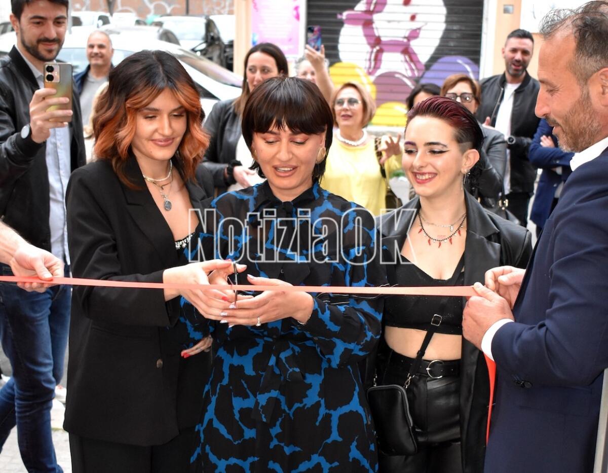 (VIDEO) Crotone - Esmeralda cambia look, apre il nuovo salone e dà un taglio al passato - 