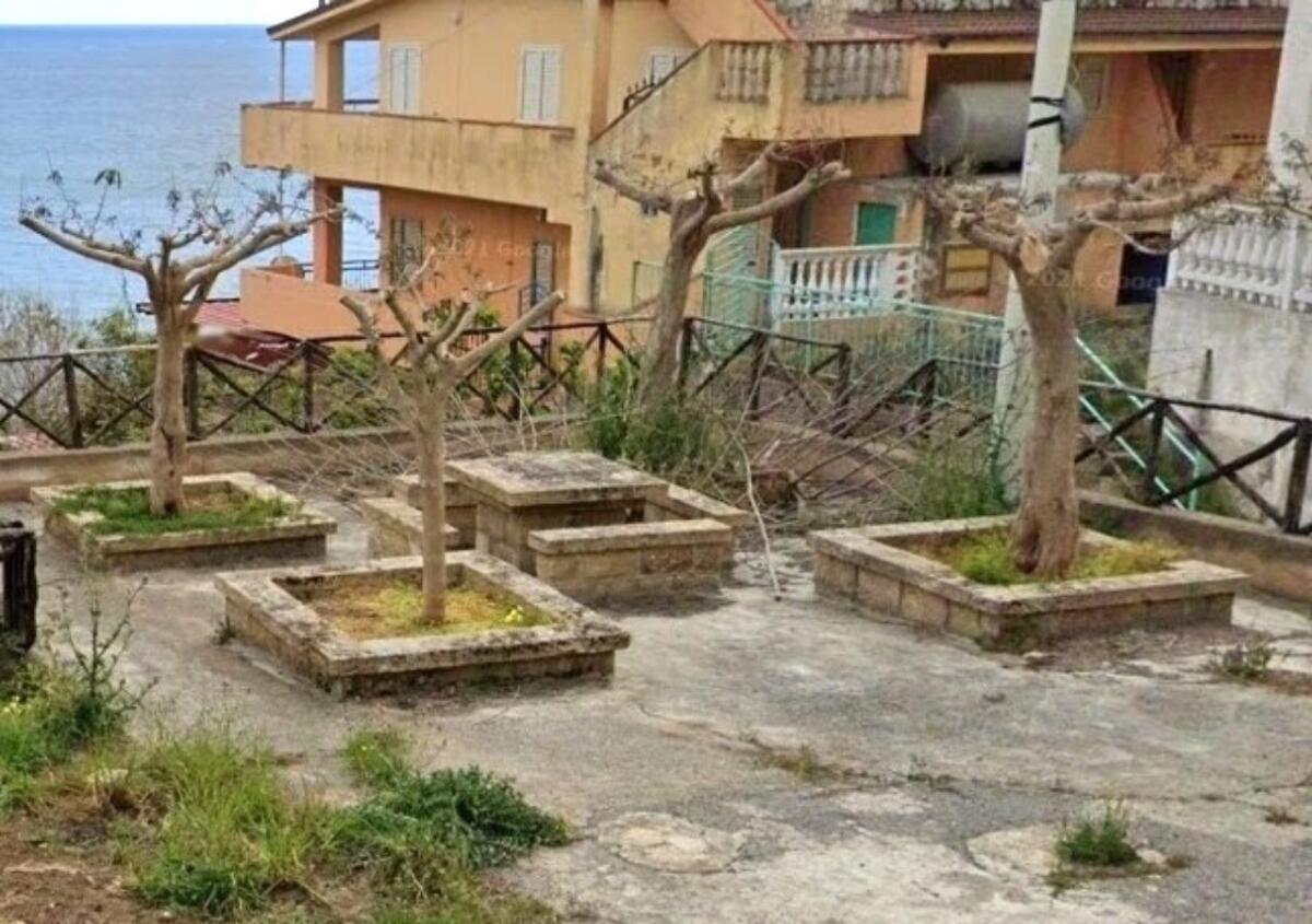 Devastato il balcone bellavista sul lungomare di Le Cannella - 