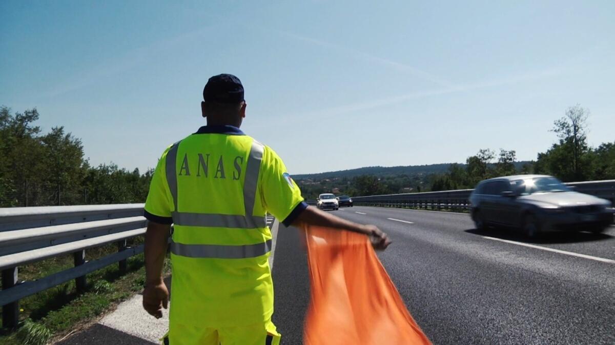 Ancora sangue sulle strade calabresi. Scontro mortale tra tre moto e un veicolo - 