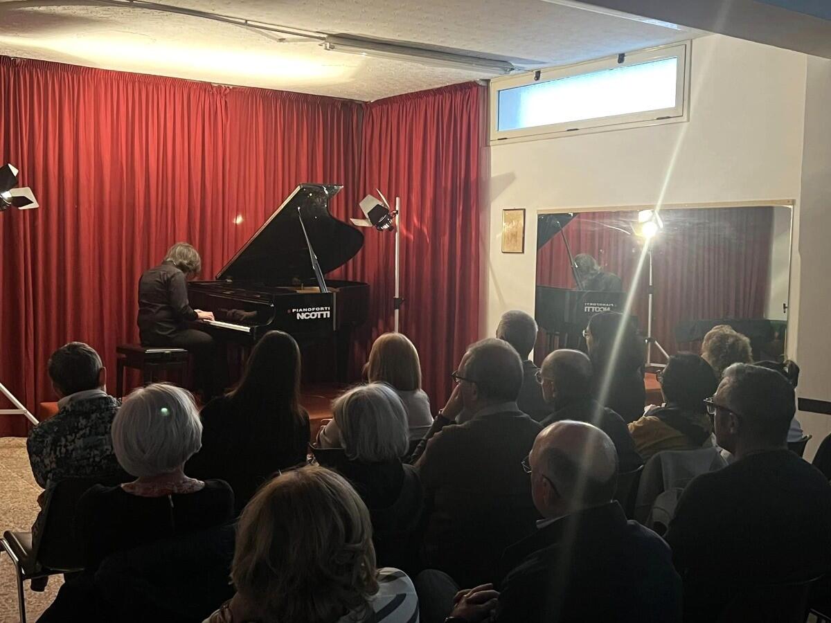 “L’Hera della Magna Grecia", applausi per il pianista Quero in un concerto elegante e brillante -