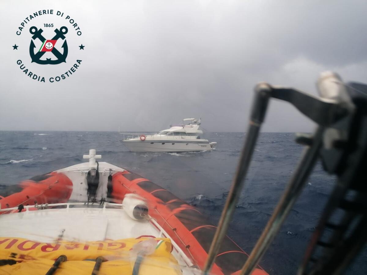 Crotone - Mezzo in avaria: due persone salvate in mare - 