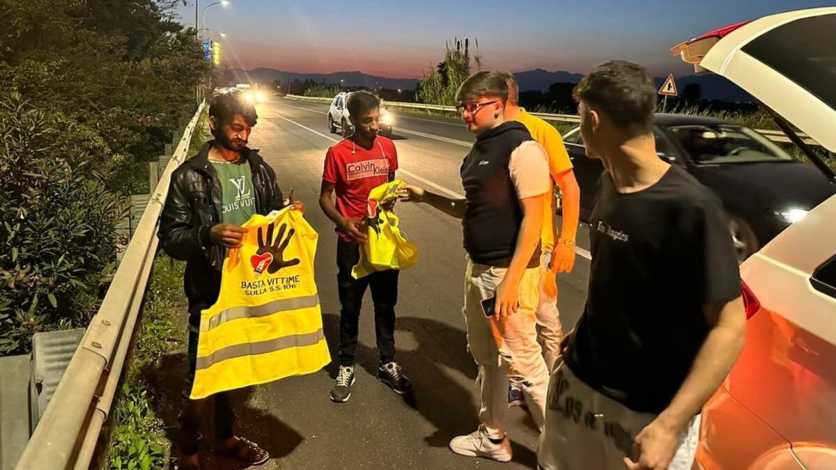 Consegnate pettorine catarifrangenti ai migranti che percorrono la Statale 106 - 