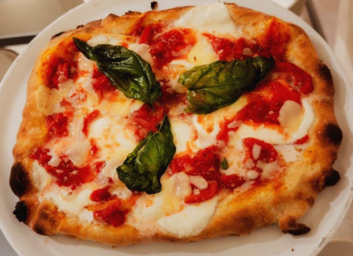 Un morso al sapore - Una pizza fenomenale in doppia cottura: prima fritta, poi ripassata in forno -
