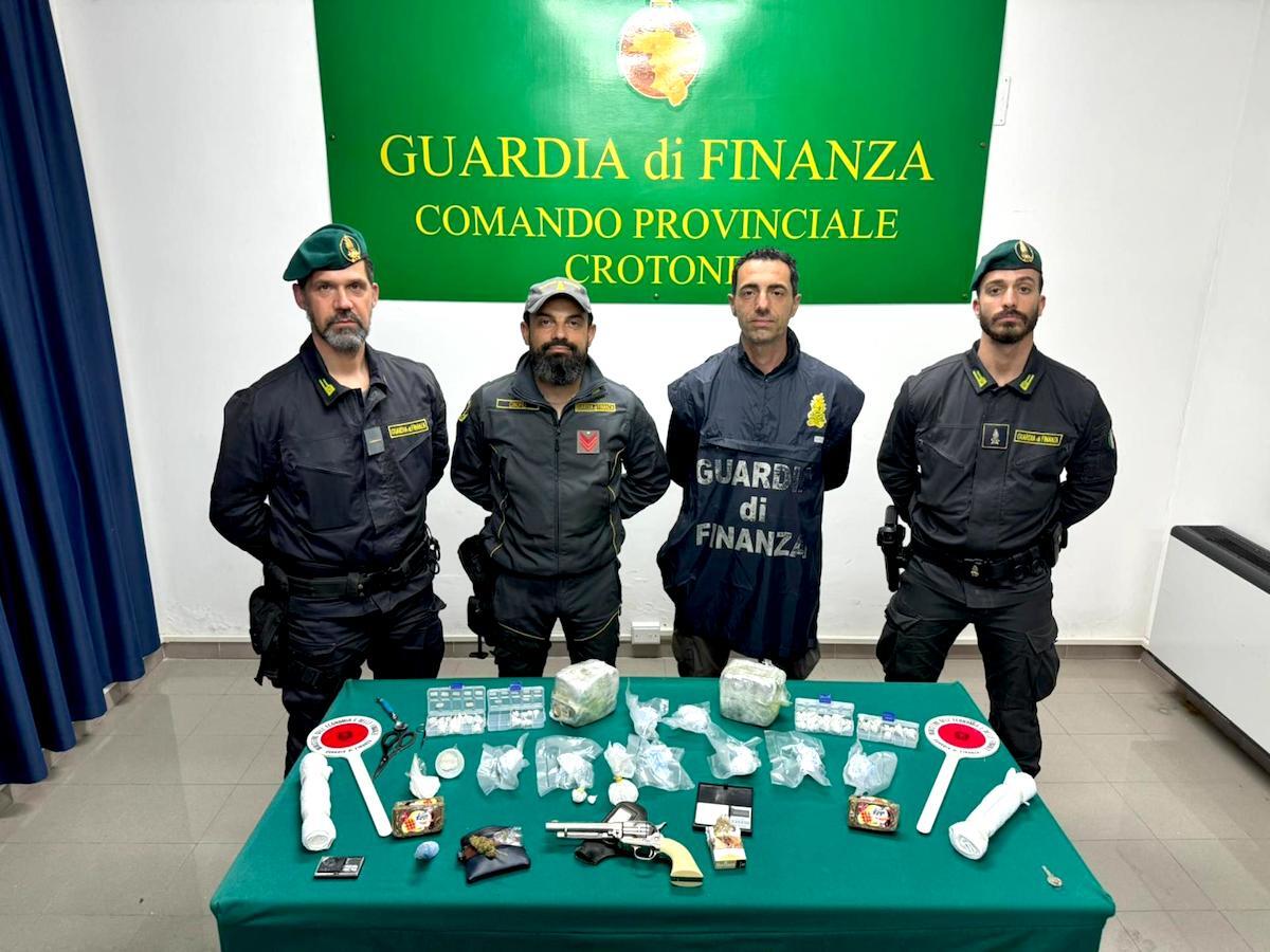 Crotone - Droga e armi, la Guardia di Finanza  arresta due persone - 