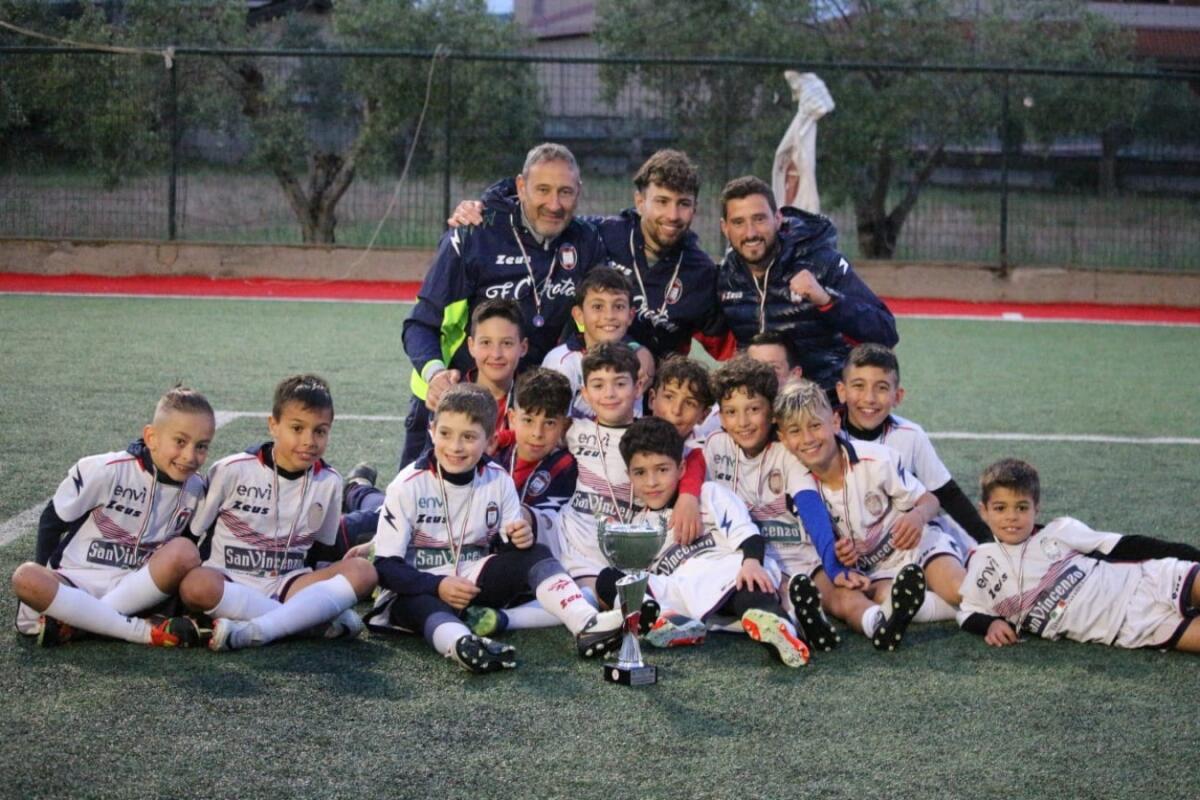 Gli squaletti alzano la coppa del campionato Pulcini ma a vincere è lo sport - 