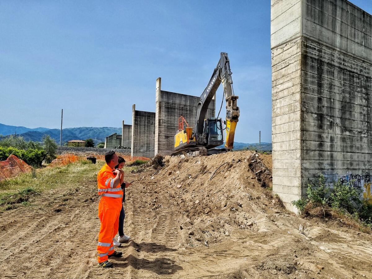 Corigliano-Rossano - Iniziata la demolizione del ponte di contrada Insiti - 