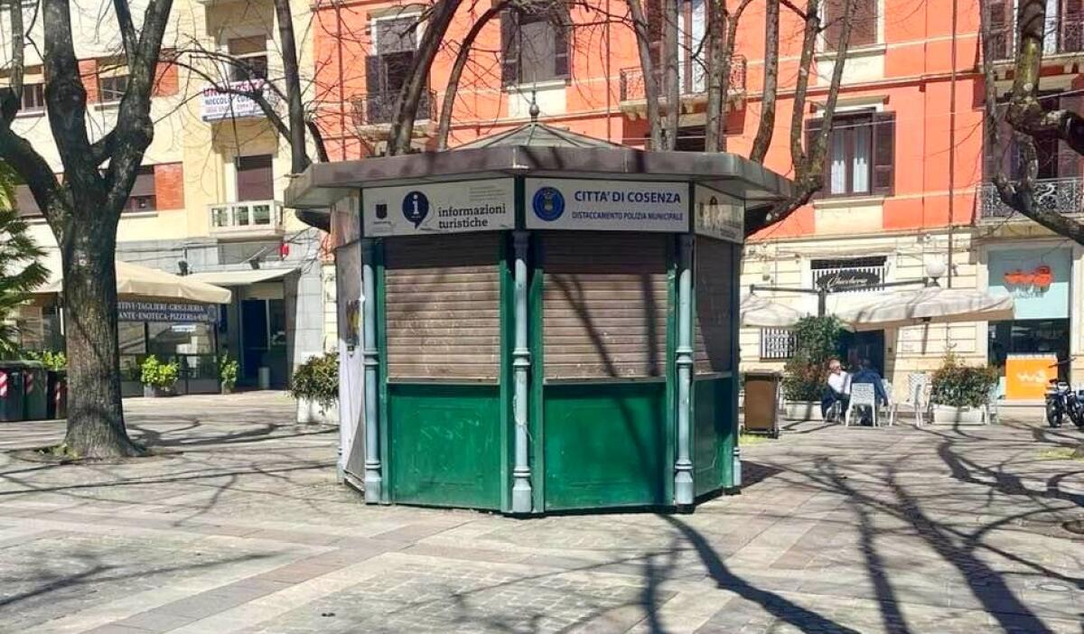 Cosenza, restituiti i chioschi di Piazza 11 Settembre - 